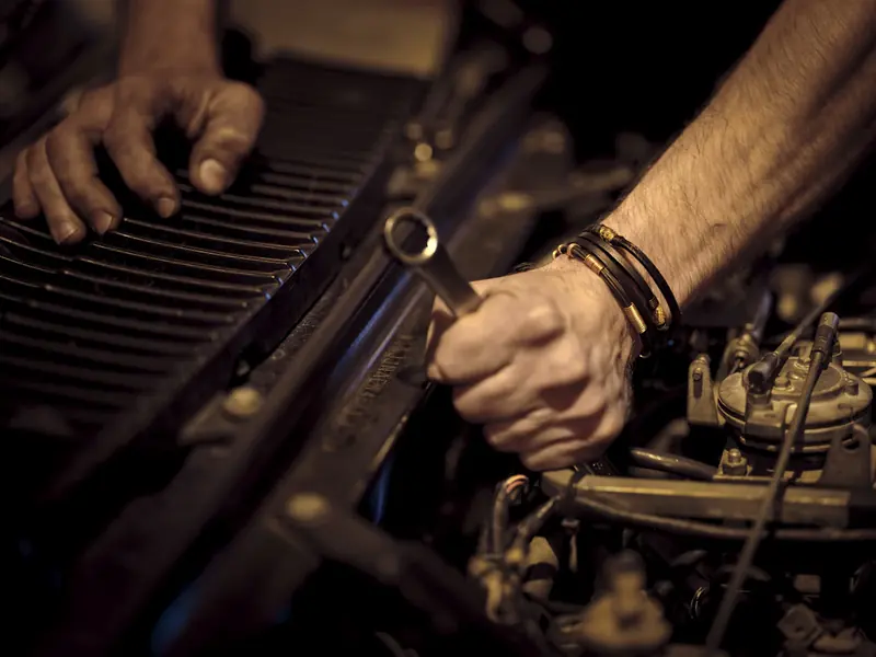 Trabajo de mecánica en el motor de un coche